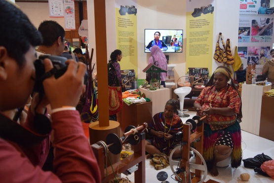 Kontribusi Freeport dalam pemberdayaan perempuan Papua dan melestarikan rajutan tangan Noken. (Foto: Amad S)