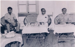 Dari kanan Ir. P.M. Noor, Drs. Moh. Hatta dan Ir. H.M. Said, kelak dikenal sebagai Gubernur Kalsel (Foto : bubuhanbanjar.wordpress.com)