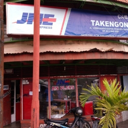 Outlet JNE Cabang Takengon yang terletak di pusat kota, didepan Pendopo Bupati dan didekat terminal angkot (Foto: Syukri MS)