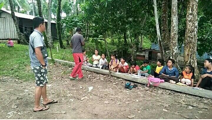 Mansur, Pengagas Kelas Mimpi sedang memantau kegiatan kelas mimpi Rumah Kayu Indonesia