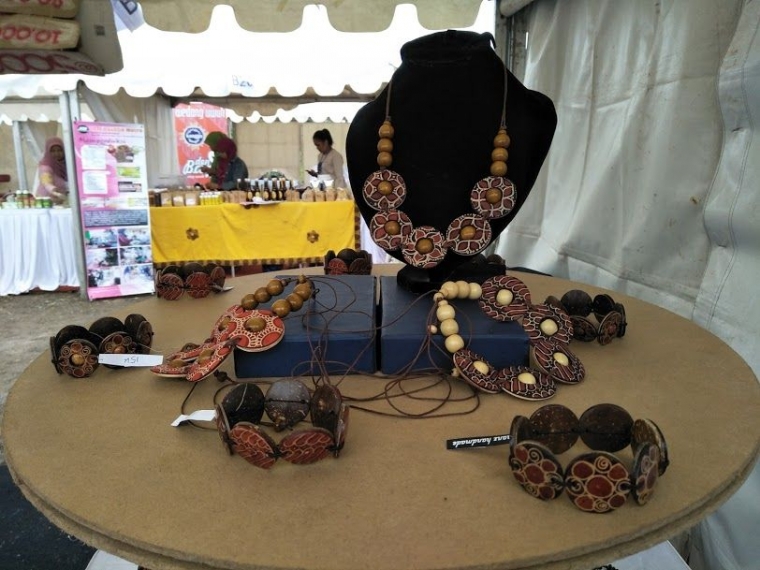 Aksesoris buatan Lemanz Handmade yang sudah dipasarkan hingga keluar Jogja berkat Industri Logistik (dokumentasi pribadi)