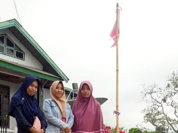 Salah satu rumah warga di Sinoa dipasangi bendera warna merah muda (24/11/2018).
