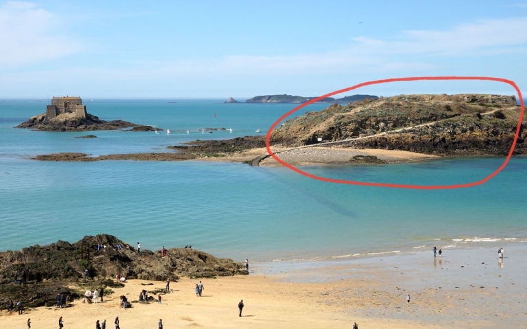 Pulau Grand Bé yang dilingkari tinta merah (foto : st-malo.com)