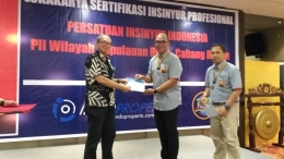Ir Rudianto Handojo, IPM (Direktur Eksekutif PII) menyerahkan Medali dan Sertifikat AER kepada Insinyur Profesional Cabang Batam|Dokumentasi pribadi 