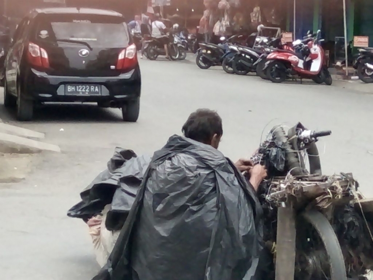 ODMK nongkrong di pertigaan tengah kota. Seingat saya, dia adalah penderita ODMK terlama menggelandang di kota S (kurang lebih 30 tahun). Dokumen Pribadi.