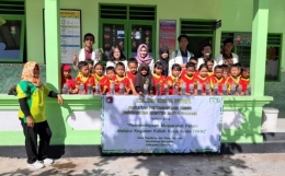 Mahasiswa KKN Tim Dusun Gadingan bersama siswa dan guru SDN 02 Rapah (Sumber: Dokumen Pribadi)