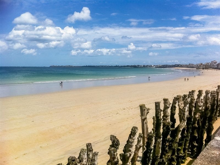 Pantai Sillon dikala musim panas (foto : lespetitsvoyages.fr)