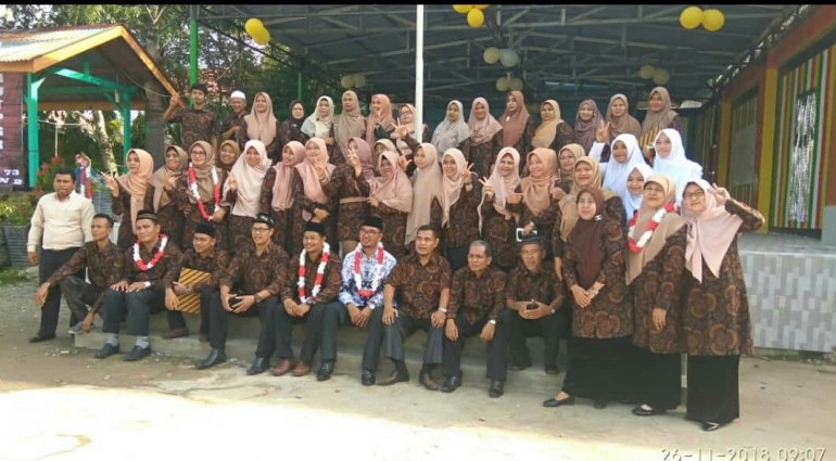 Dewan guru, staf dan tenaga kependidikan SMPN 2 Banda Aceh berfoto bersama pimpinan sekolah seusai acara peringatan Hari Guru di Banda Aceh, Senin (26/11/2018)/Foto: Yusra