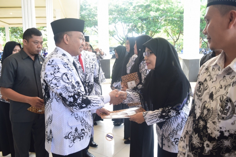 Bupati Bantaeng serahkan piagam penghargaan Guru Favorit (26/11/2018).