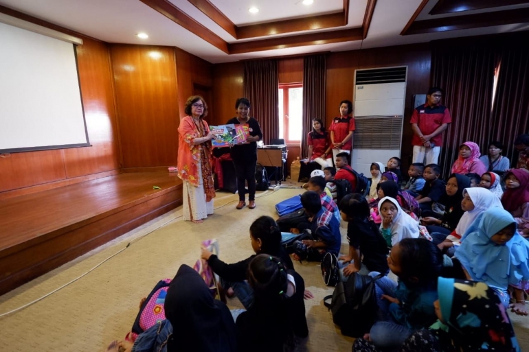 KPBA pusat menyerahkan sumbagan buku cerita anak/ tim genpi