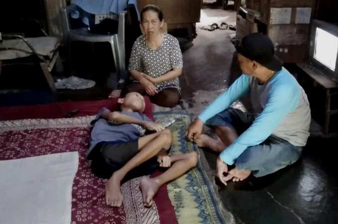 Ilham, ibunya dan Bamset berbincang di rumahnya (foto: dok pri)