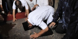 Keterangan foto: Prabowo dan koalisinya sujud syukur pasca mengira menang Quick Count (Sumber: Kompas.com)