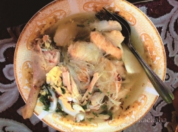 Sepotong Paha Ayam dalam Racikan Soto Banjar Ayam Bapukah (Foto : @kaekaha)