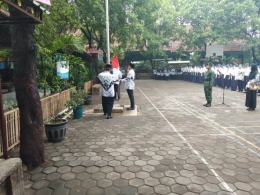 Bati Komos Koramil 0815/13 Kutorejo Serma Subini Saat Menjadi Pembina Upacara Hari Guru Di SMPN 2 Kutorejo (dokpri)