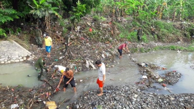 Tampak Anggota TNI dari Koramil 0815/12 Ngoro Bersama Warga Desa Sedati Saat Membersihkan Sungai Ngetrep dok Koramil 0815/12 Ngoro