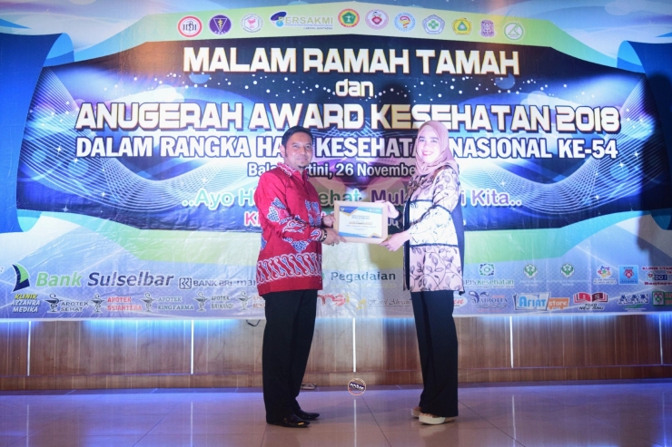 Kadinkes (kiri) serahkan penghargaan kepada Ketua PKK Bantaeng (kanan) di Malam Anugerah Awards Kesehatan 2018 (26/11/2018).