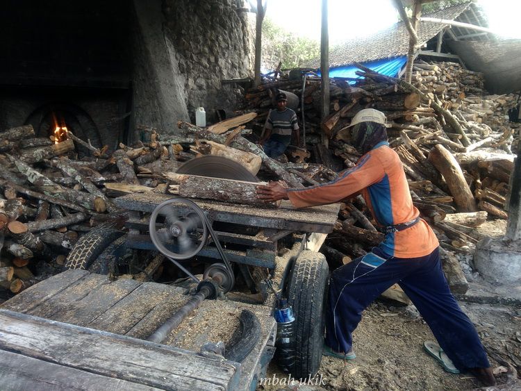 Tukang menggergaji kayu bakar tanpa perlengkapan keselamatan yang memadai.