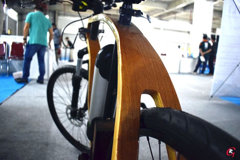 Sepeda kayu produk Kayuh. (Foto Ganendra)