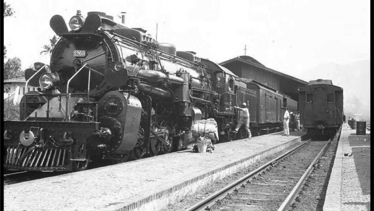 Kereta Api adalah salah satu pembuka pembangunan di negeri ini, karena jalur yang dibangun oleh Belanda telah melintasi Jawa dan Sumatera hingga ke pelosok. (foto: gahetna)