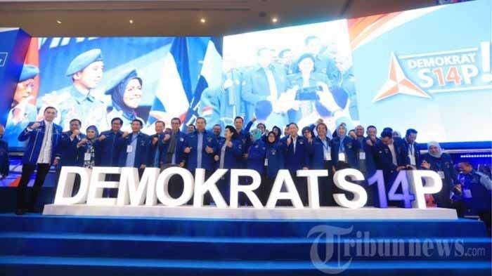 Ketua Umum Partai Demokrat Susilo Bambang Yudhoyono didampingi Ani Yudhoyono saat berfoto bersama para kader Partai Demokrat usai memberikan pidato penutupan pembekalan kepada calon legislatif DPR RI Partai Demokrat di Hotel Sultan, Jakarta Pusat, Minggu (11/11/2018). (Tribunnews/Jeprima)