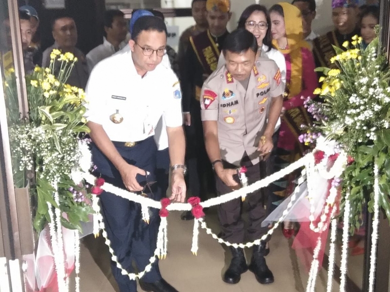 Gubernur DKI Jakarta & Kapolda Metro Jaya menggunting pita