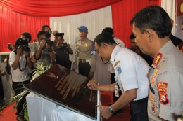 Gubernur DKI Jakarta menandatangani prasasti