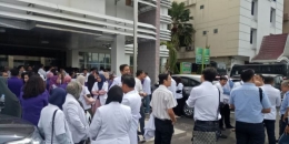 Puluhan dokter demo di Pekanbaru, membela 3 dokter yang diduga korupsi (dok. kompas.com)