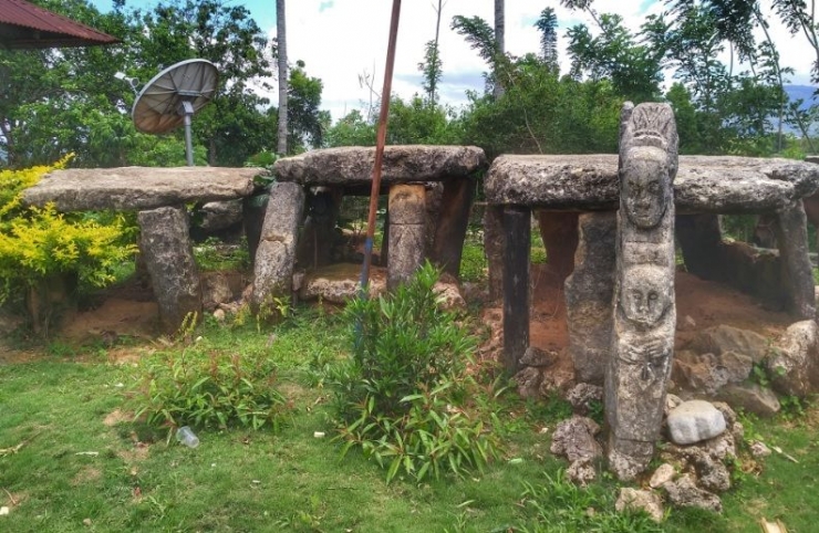 Batu Kubur di Desa Mahaniwa Kab. Sumba Timur (Dokumentasi Pribadi)