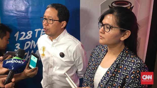 Joko Driyono dan Ratu Tisha (Foto Arbi Rahmat Putratama/CNNIndonesia.com)
