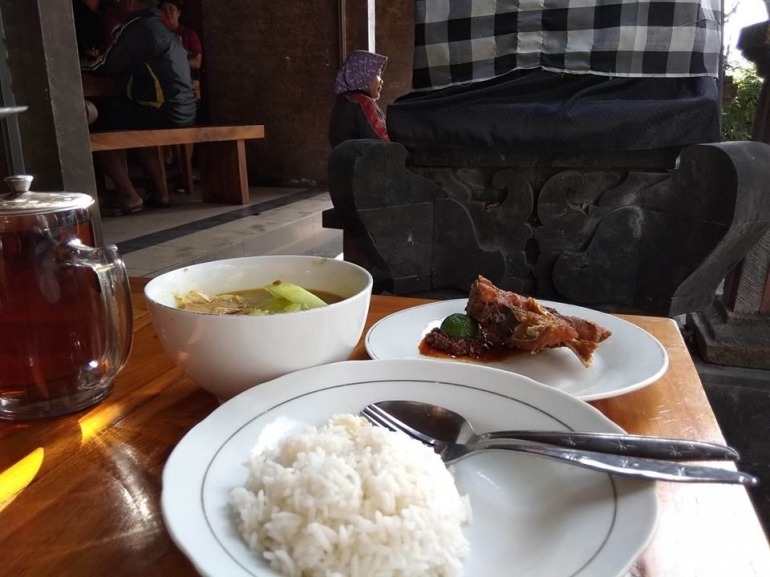 Gurihnya ikan dan sup ikan yang pedas asam di Warung Mak Beng/dokpri