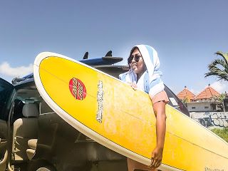 Dinda Dengan Surf Board Yang Dibawa Keliling Indonesia Dari Pantai Ke Pantai
