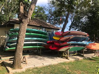 Persewaan Surf Board Banyak Tapi Jarang Sekali Orang Indonesia Yang Bisa Surfing