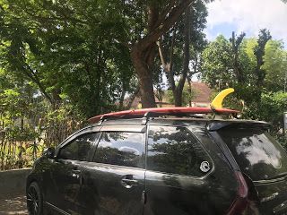 Mobil Yang Saya Sewa Dengan Surf Board Diatas Dan Didalam