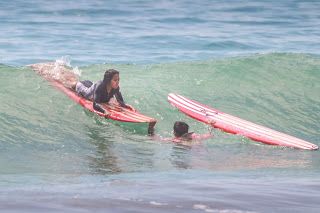 Kalau Sedang Nunggu Ombak Besar Datang Bisa Ngobrol Ditengah Laut Dan Kenalan Dengan Surfer Dari Segala Penjuru Dunia