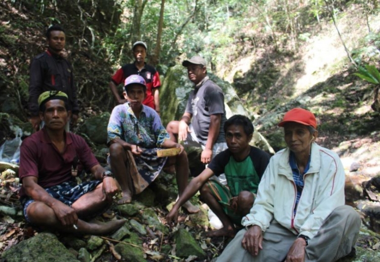 Ritual Pembacaan Doa di Sungai Waimuru Desa Wanggameti (Dokumentasi Pribadi)