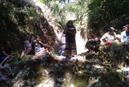 Ibadah yang dipimpin oleh Pendeta Laironja Desa Wanggameti di Lokasi Pembangunan PLTMH Waimuru (Dokumentasi Pribadi)