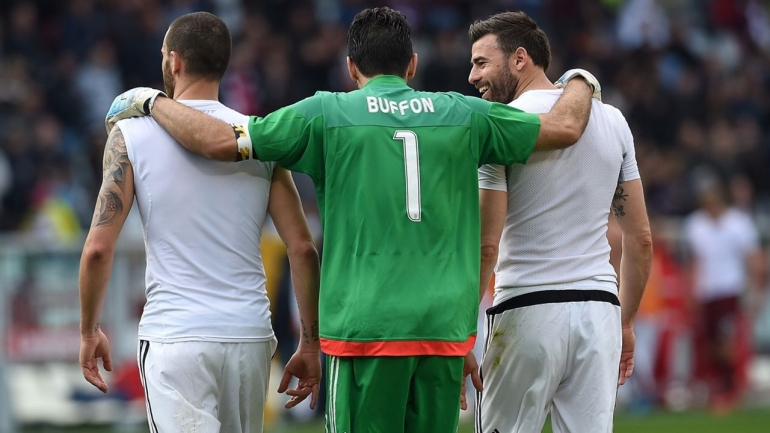 Gianluigi Buffon dan dua bek Juventus | sportingnews.com