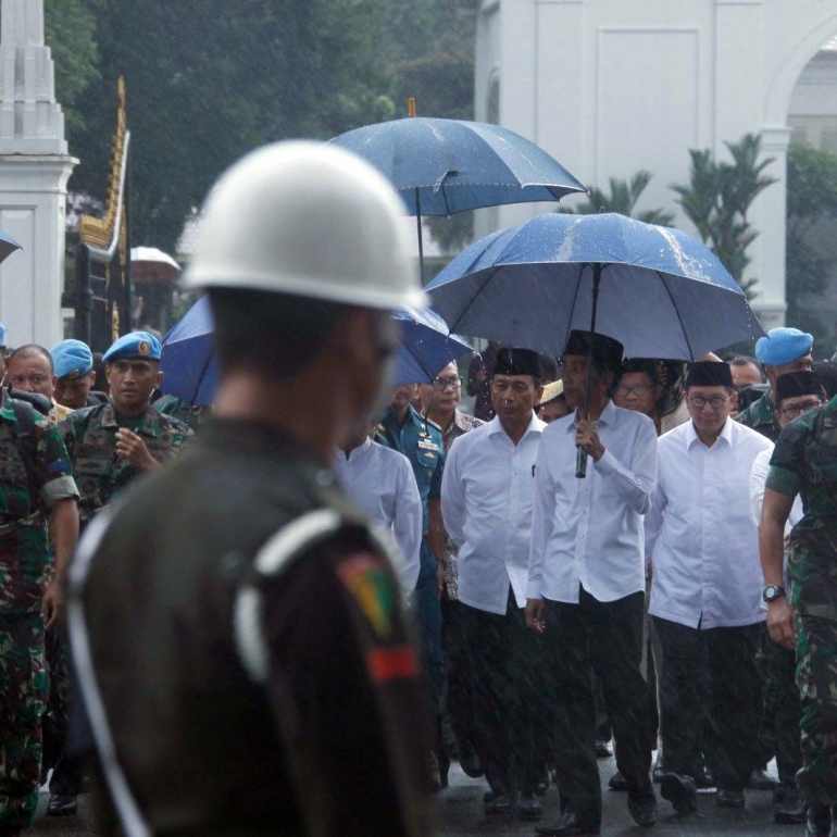 Presiden Joko Widodo menghadiri Aksi 212 di Monas. (Foto: Biro Pers Setpres)