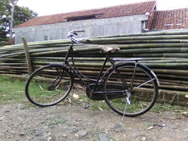 Sepeda ontaku bersanding dengan tumpukan bambu yang masih basah di pasar bambu alternatif di depan Monumen Pena. Dokpri.