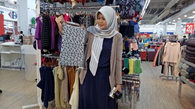 Gaya Millennilas pilih baju di Factory Outlet Jakarta [Foto: Dok Pri]