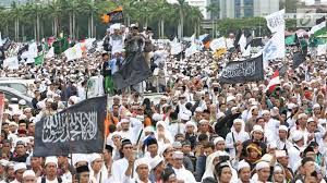 Bendera hitam bertuliskan kalimat tauhid yang dikibar=kibarkan dalam aksi kelompok Islam (Sumber: :Liputan6.com(