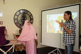 Salah satu peserta workshop sedang bertanya seputar masalah bisnis