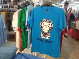 Kaos-kaos yang dijual di Factory Outlet Jakarta Mangga Dua Square. Lucu-lucu ya? (dokpri)