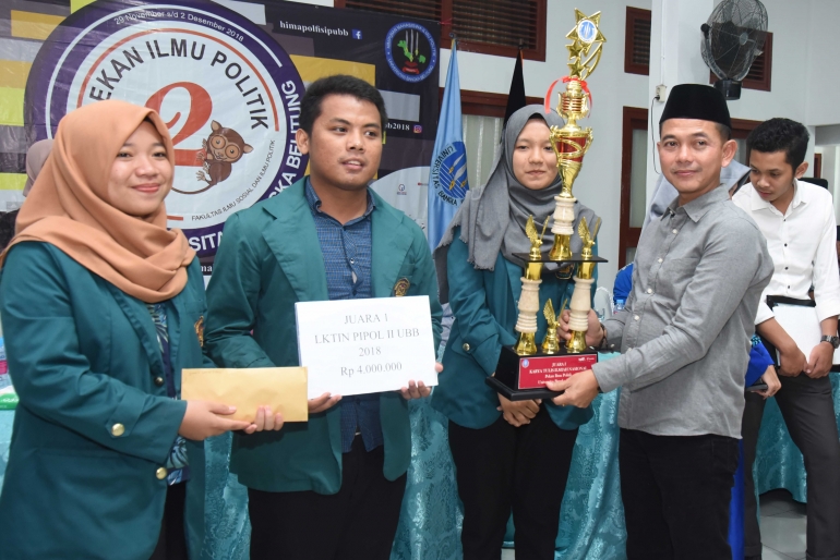 Bupati Bangka Mulkan menyerahkan piala kepada pemenang lomba karya tulis ilmiah (Dian F/Humas Bangka)