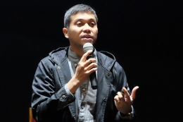 Christopher Tobing, Co-Founder Yayasan Lari NusantaRun, sedang menjelaskan kegiatan NusantaRun Chapter 6 di Jakarta.