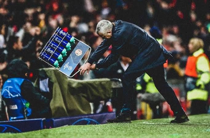 Mourinho meluapkan emosinya dengan membanting botol usai pertandingan (sumber : okezone.com)