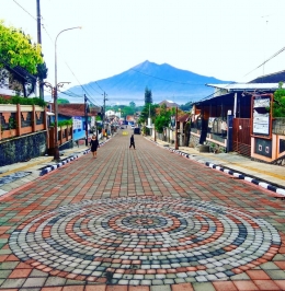 Ilustrasi foto: pemandangan Gunung Merbabu dari Jl. Wolter Monginsidi Salatiga. Kiriman teman.