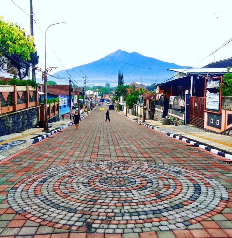 Ilustrasi foto: pemandangan Gunung Merbabu dari Jl. Wolter Monginsidi Salatiga. Kiriman teman.