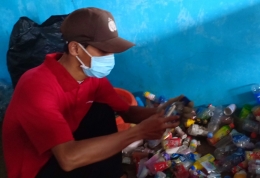 Deskripsi : Pemilahan Sampah dilakukan oleh masyarakat I Sumber Foto : dokpri