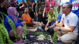 Gaya Sandiaga Uno di Pasar Sukawelang, Subang (wartakota.tribunnews.com).